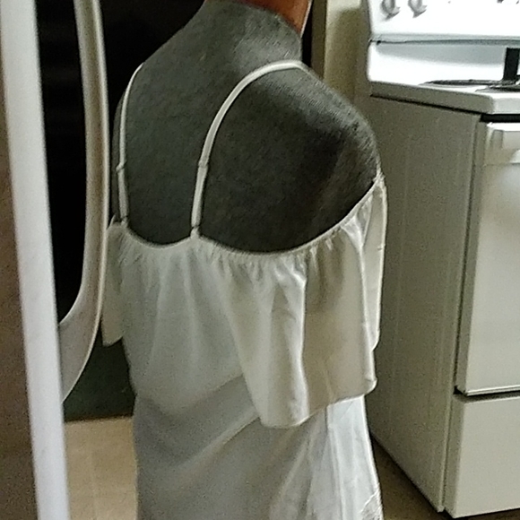 Gorgeous white embroidery top with ebellishments. - Picture 3 of 6